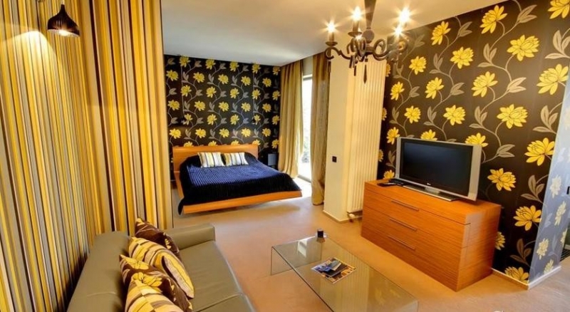 Chambers'n Charm - image - 1