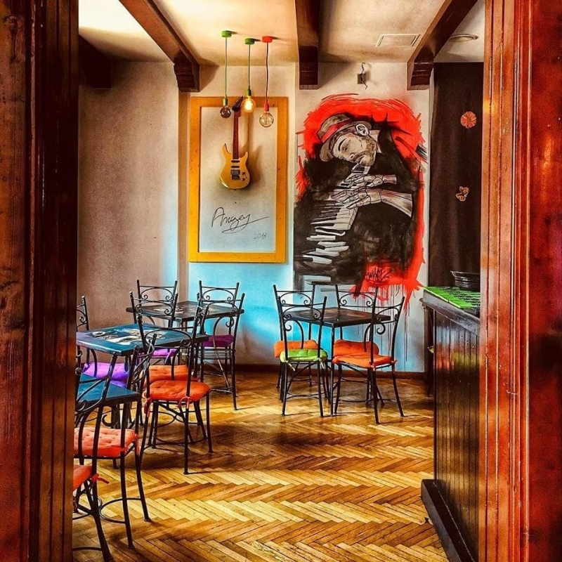  E Varza Pub - image - 1
