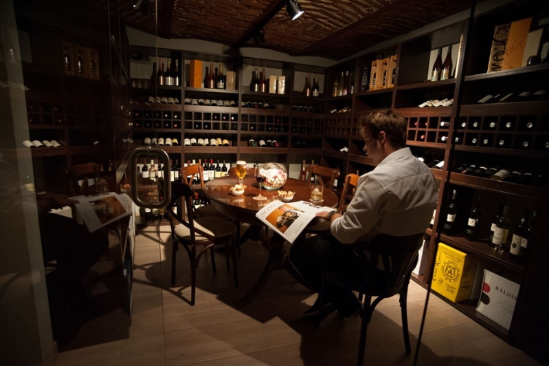 Corks Cozy Bar - image - 3