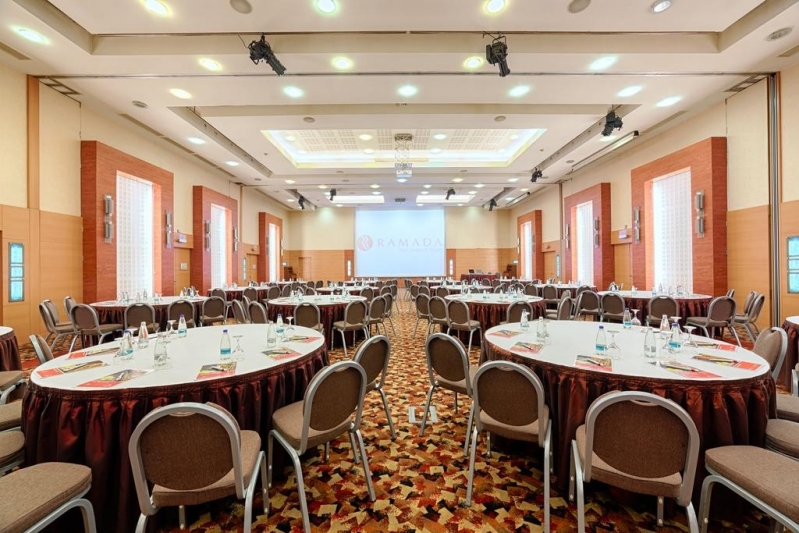 Ramada Plaza Hotel - image - 2