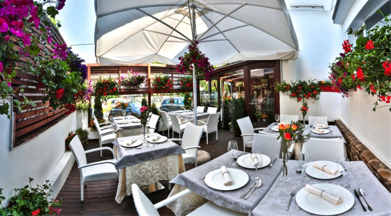 Four Seasons - image - 3