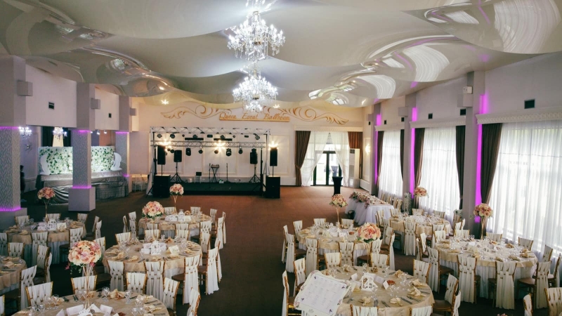 Queen Event Ballroom - image - 3